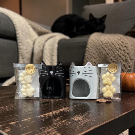Lot brûleur de parfum chat (au choix noir ou blanc) avec ses 2 fondants pattes de chat et sa bougie chauffe-plat incluse.