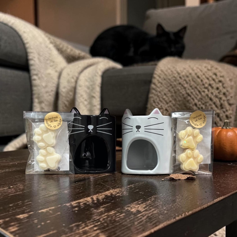 Lot brûleur de parfum chat (au choix noir ou blanc) avec ses 2 fondants pattes de chat et sa bougie chauffe-plat incluse.