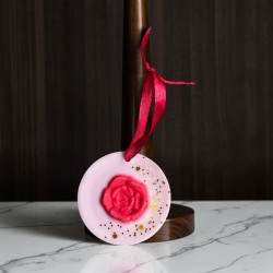 Suspension parfumée à la rose et violette pour armoire, sécable pour réutilisation en fondant dans un brûleur de parfum.